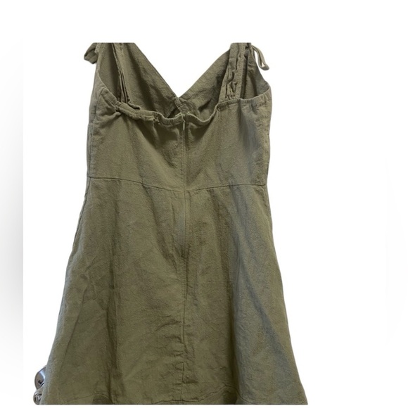 Small‎ women’s olive green dress w ruffles - Picture 3 of 3